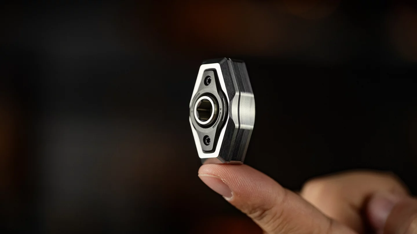 The core, which ratchets in opposite directions depending on the side you use