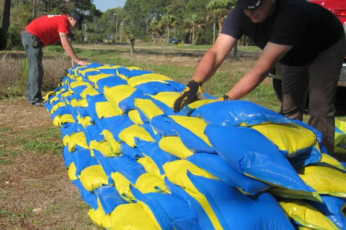 Sandbricks offer a number of design advantages over the traditional sandbag
