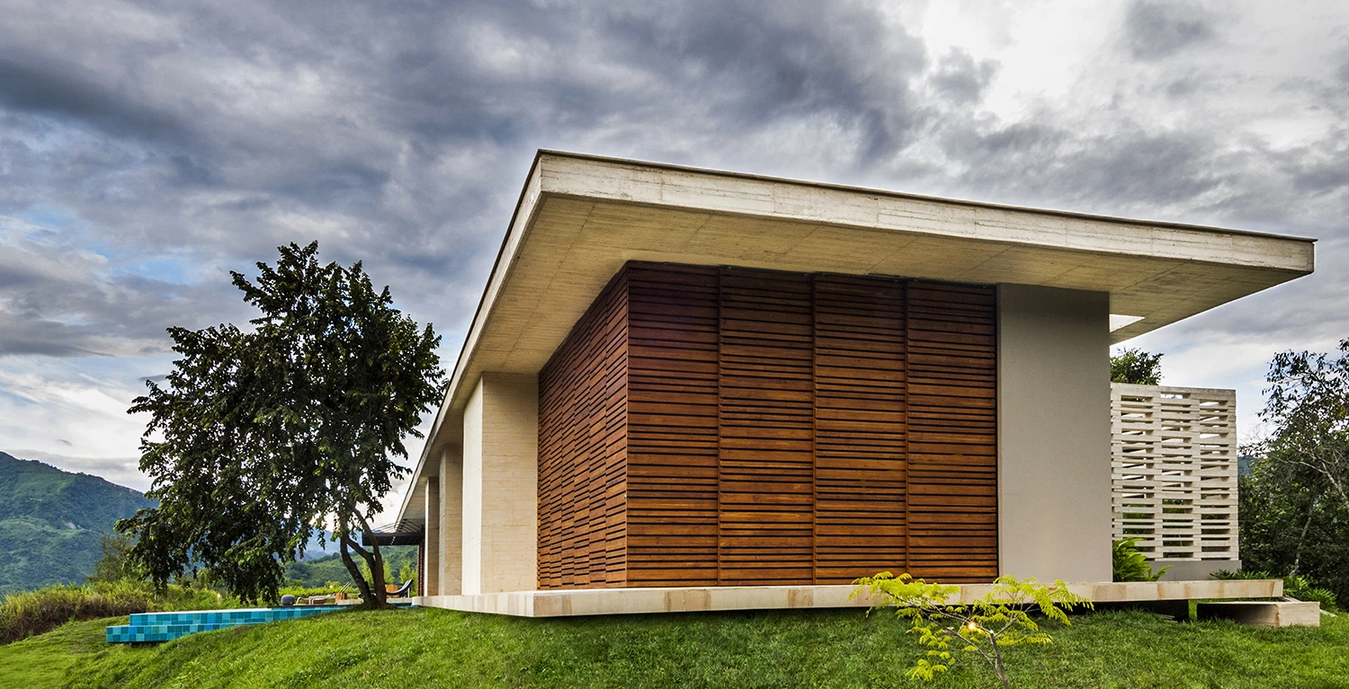 When required, hand-operated timber screens close off Casa 7A (Photo: David Uribe)