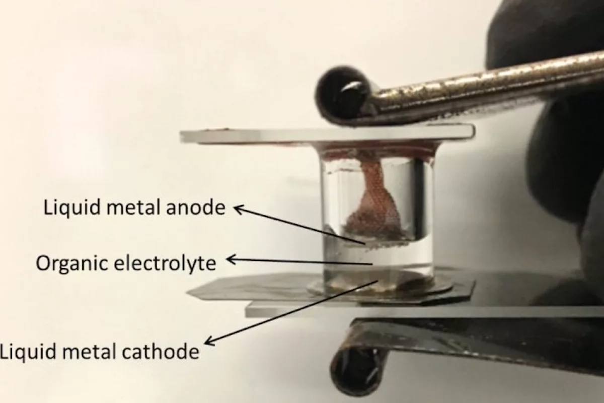 An annotated image of the new all-liquid-metal battery