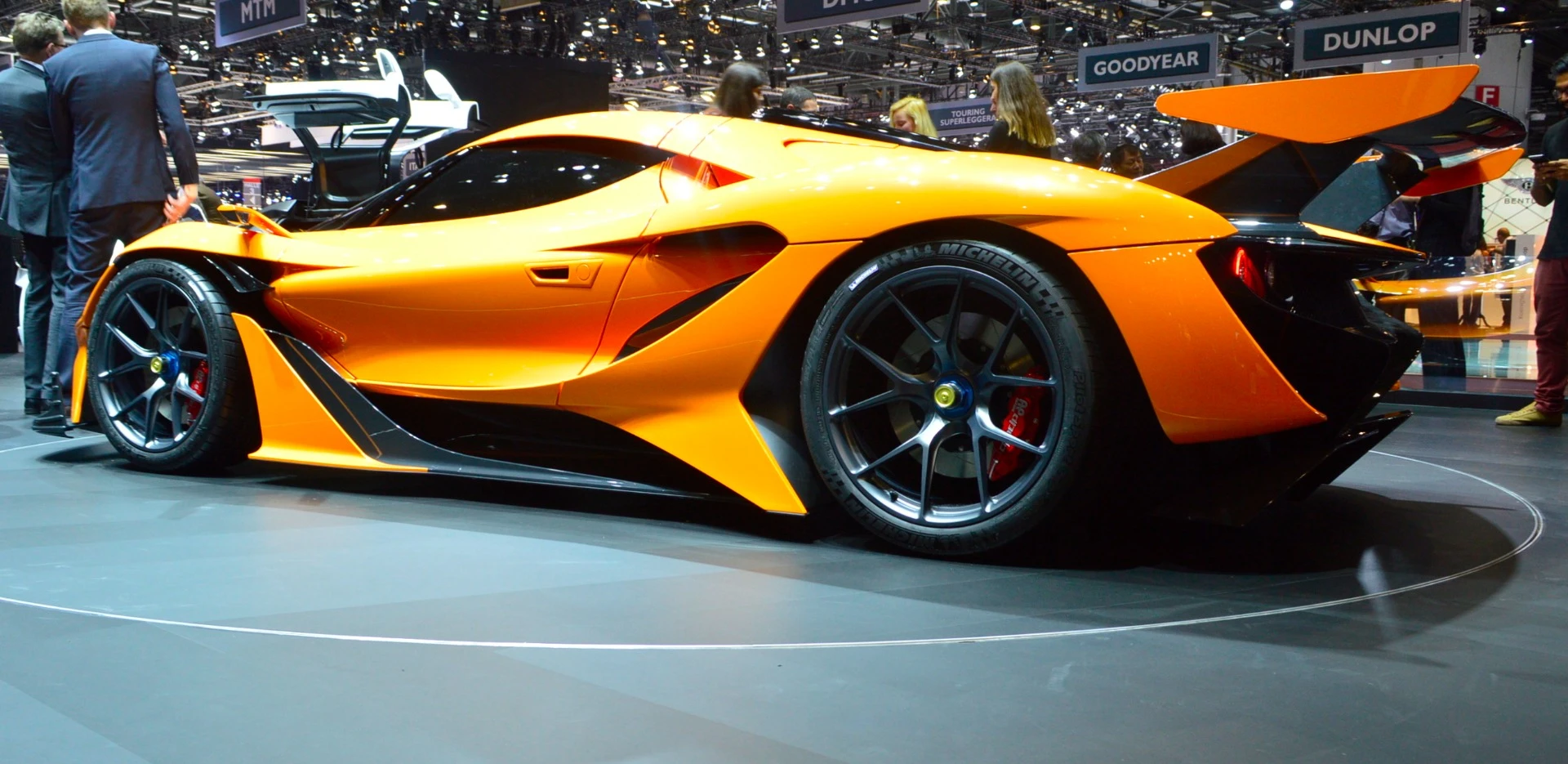 Carryover elements from the Gumpert Apollo include the window sill depth, central air intake and gullwing doors