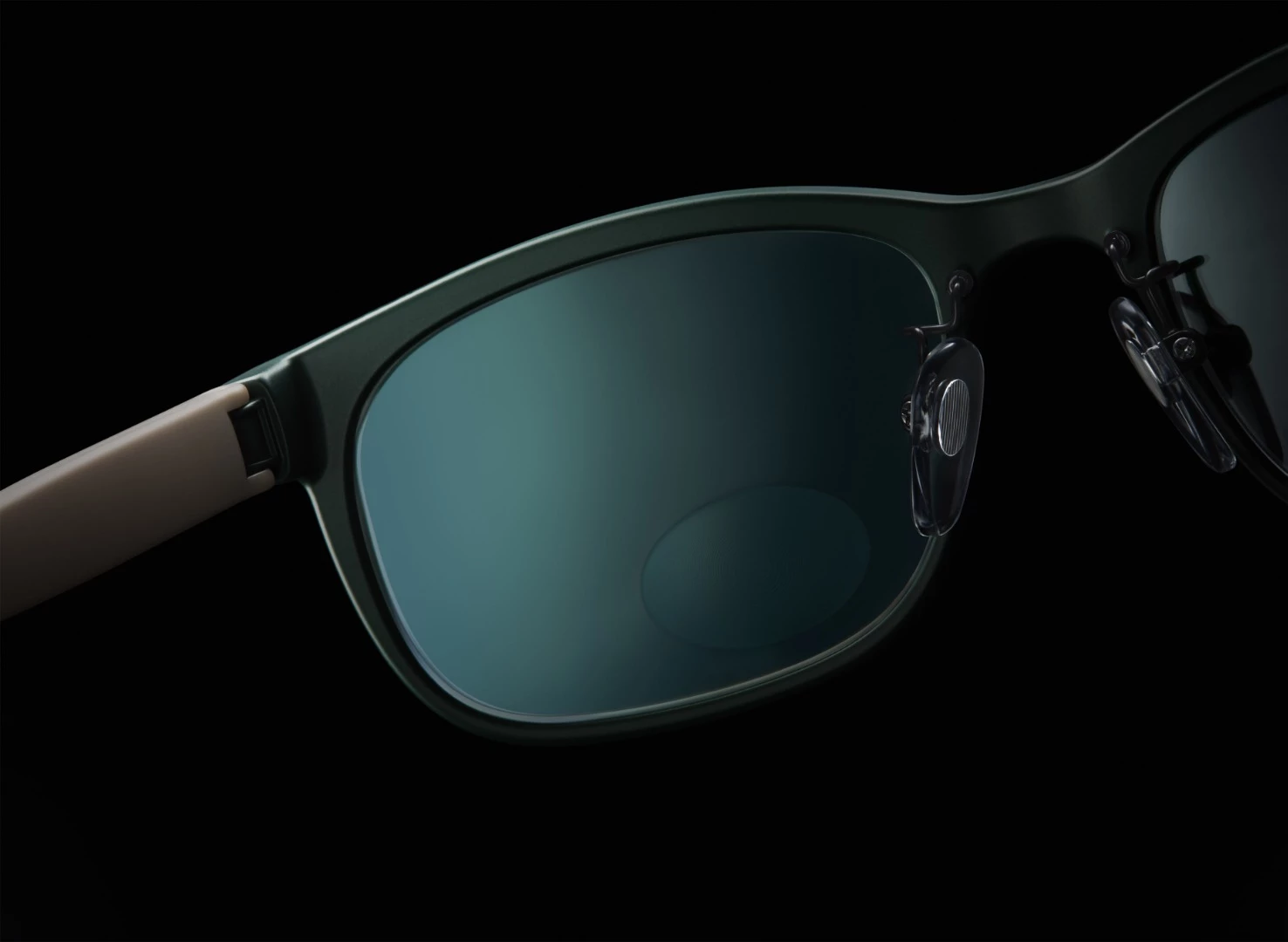 TouchFocus: reading mode engages a set of liquid crystals that move to create a close-focus zone