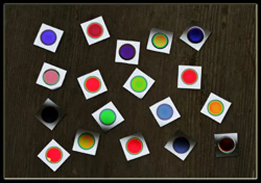 Silicon chips change color when exposed airborne chemicals (Image: Sailor Lab/UCSD)