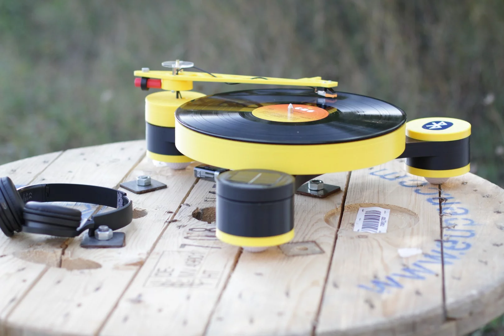 Examples of Lenco-MD modules include a solar/battery power unit, a loudspeaker and a Bluetooth wireless module