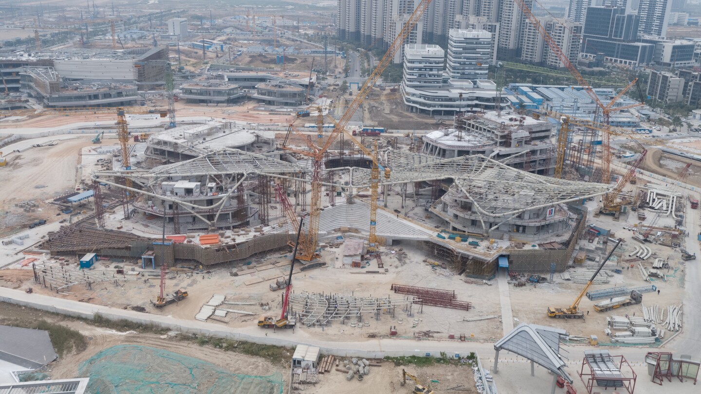 Judging from the construction photos provided, work is well underway on the Zhuhai Jinwan Civic Art Centre