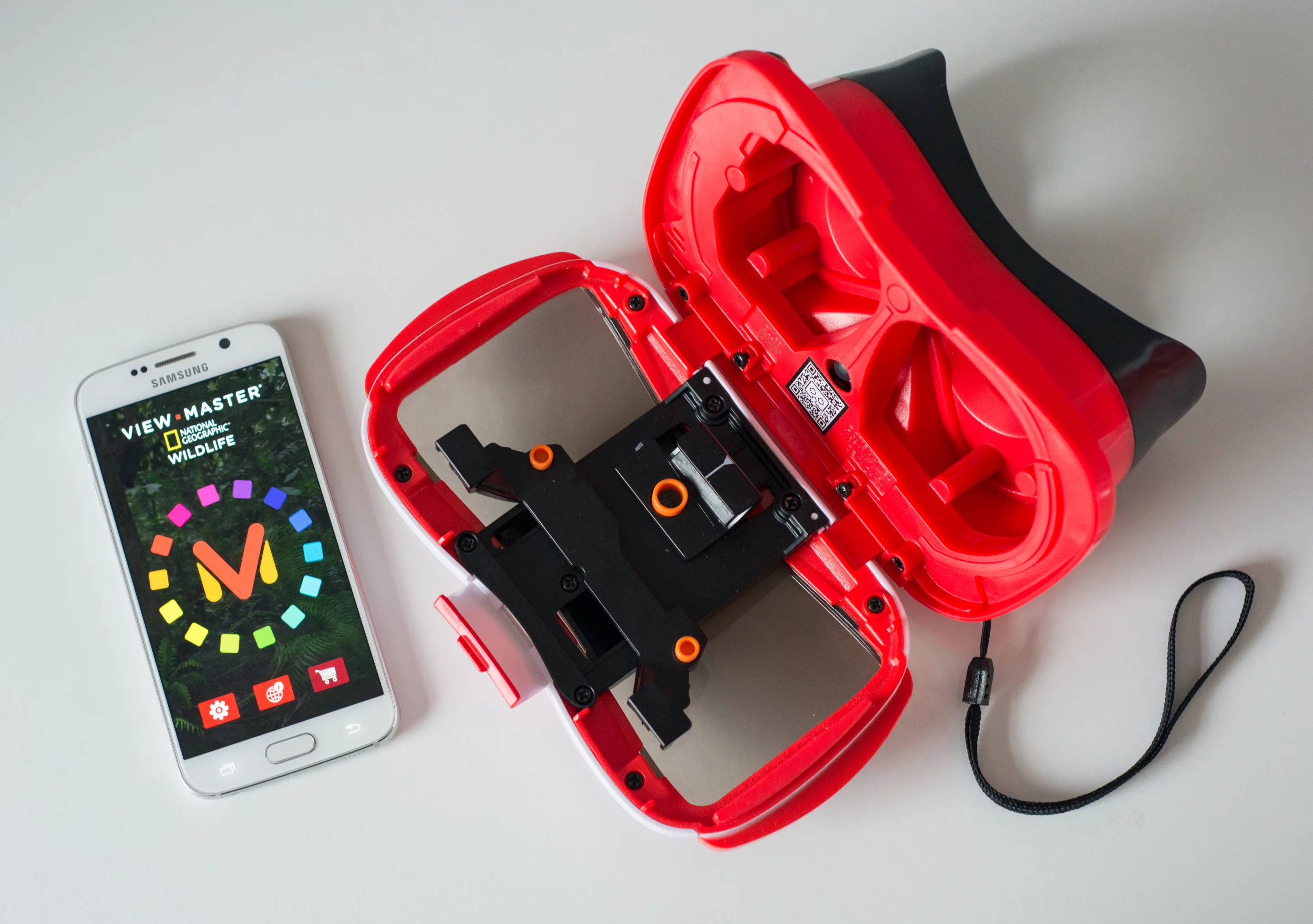 Users simply put their phone running one of the View-Master apps in the Mattel View-Master VR