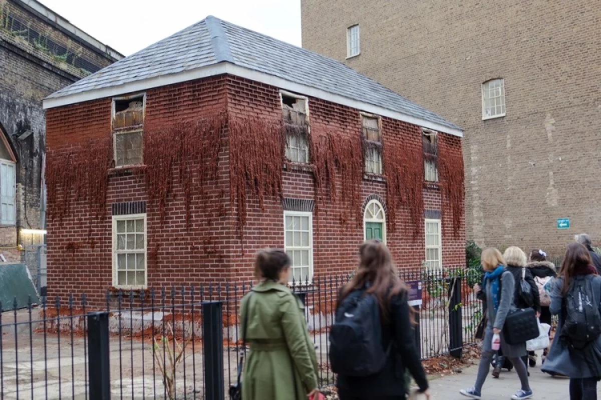 A pound of flesh for 50p, by Alex Chinneck (Photo: Tommophoto)