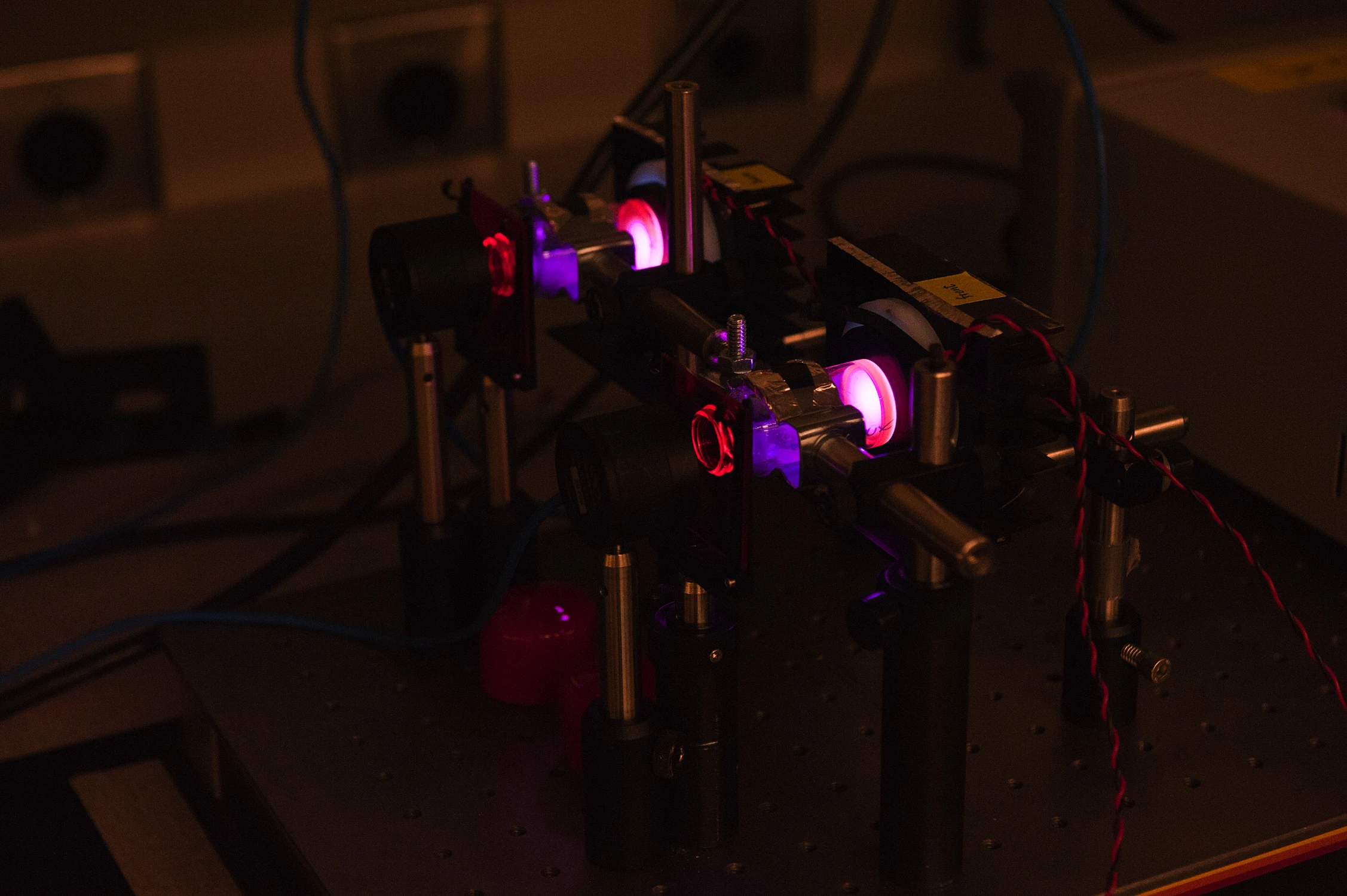 This device tests the quality and reliability of the silicon nanoparticle phosphors that LumiSands created to use in LED lighting