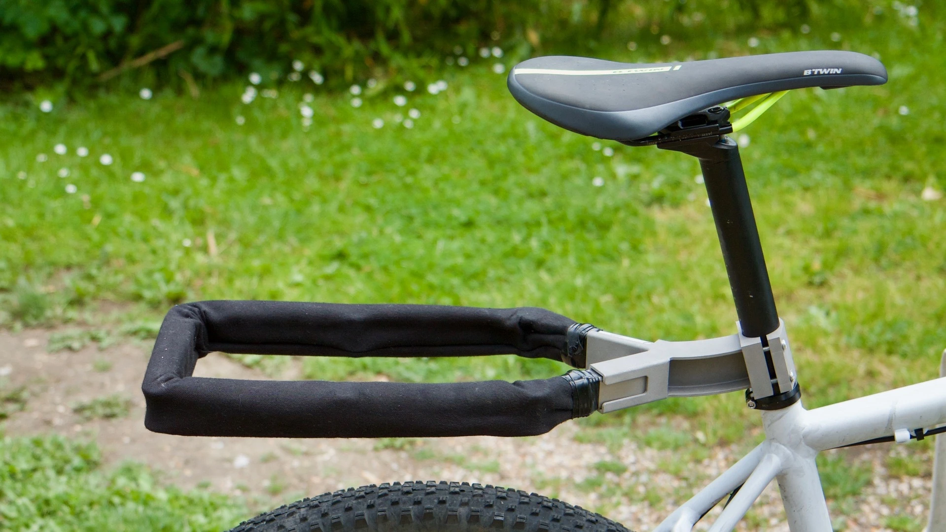 When being used as a rack, the Nexibi gets attached to a steel bracket that remains permanently mounted on the seatpost
