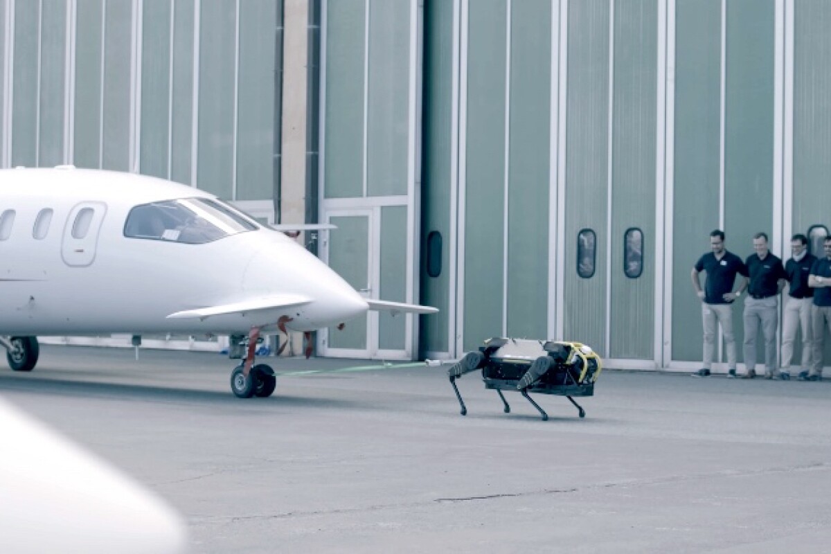 The HyQReal robot tows a three-ton airplane – no biggie