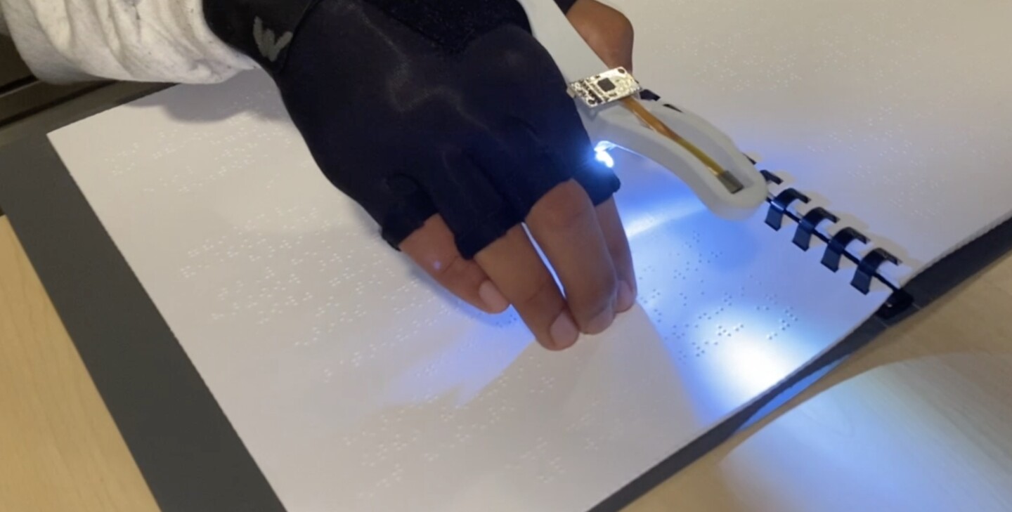 Brailletraining glove reads and speaks braille characters Kowatek