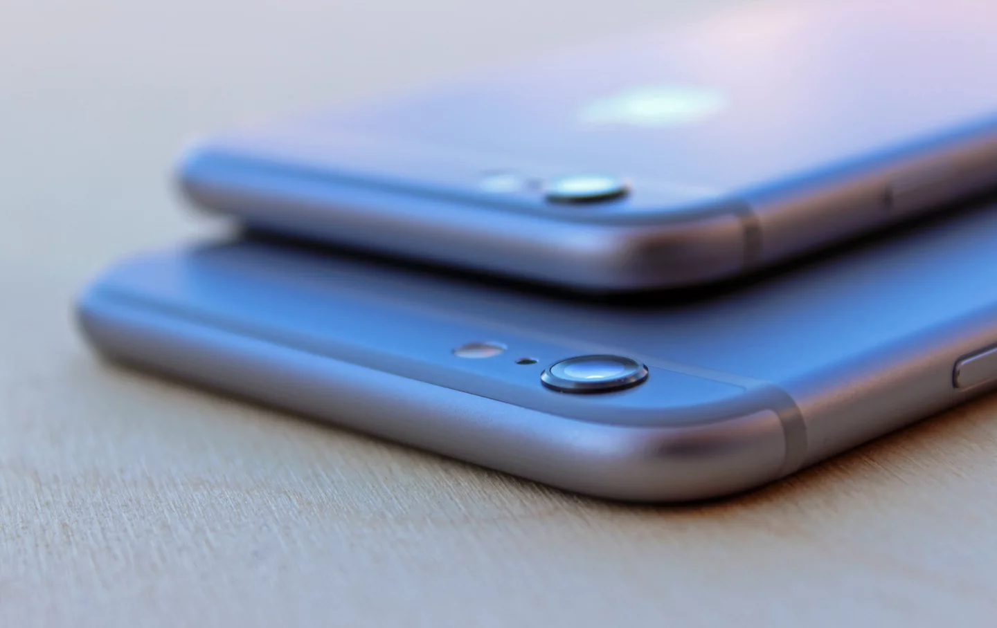The iPhone 6 Plus is only a little thicker (7.1mm, or 0.28-in) (Photo: Will Shanklin/Gizmag.com)