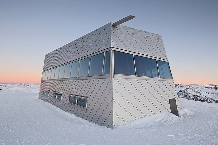 The restaurant's most distinct feature is undoubtedly its scaly anodized aluminum shell (Photo: Scherrer)