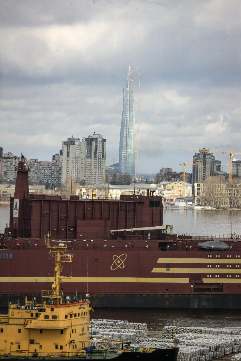 The “Akademik Lomonosov” leaves St. Petersburg under tow