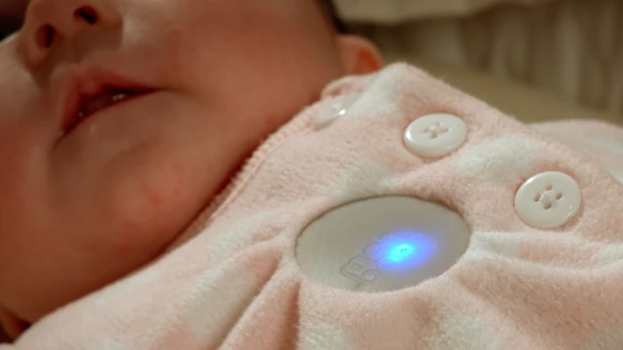 The device looks like a large button and features a built-in MEMS 140bit accelerometer which tracks motion