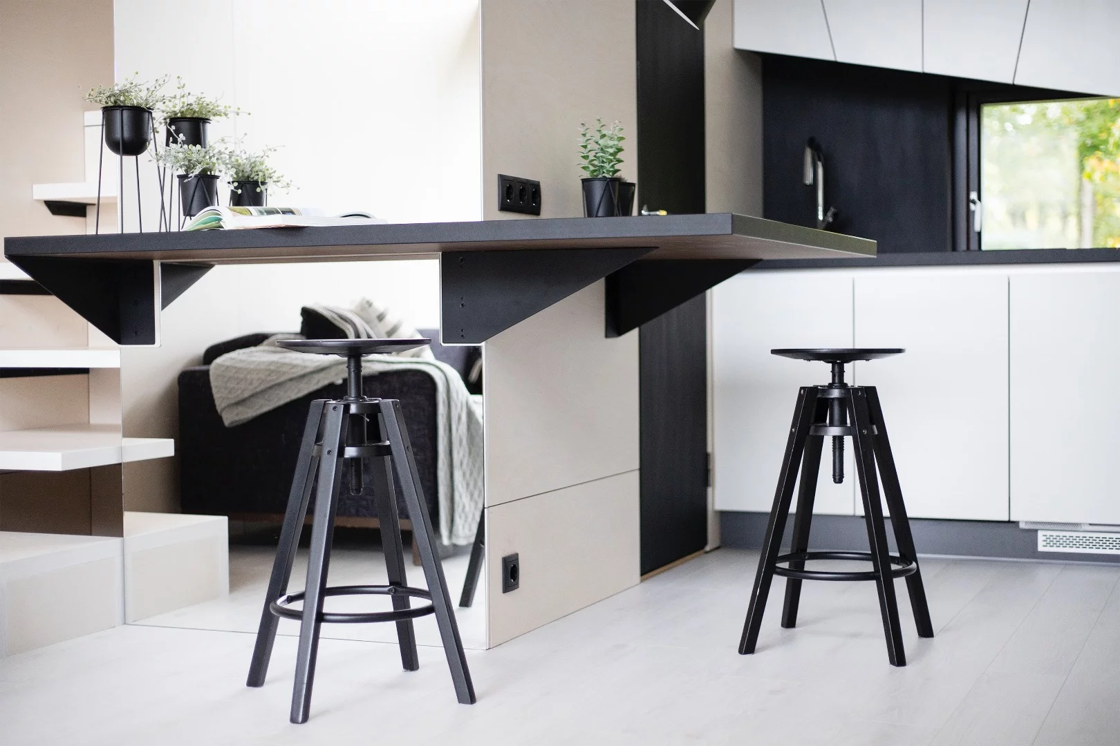 The kitchen area of the Koda Light model has a small breakfast bar, which is reported identical to that of the Koda Light Float