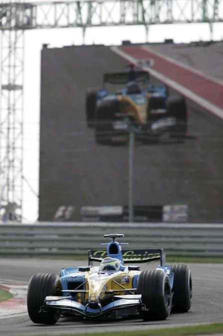 Fisichella started strongly from second position to take the lead on lap one. However, he struggled to get his tyres up to temperature and was overtaken by Raikkonen and Alonso in the first two laps, and then concentrated on running a two-stop strategy. H