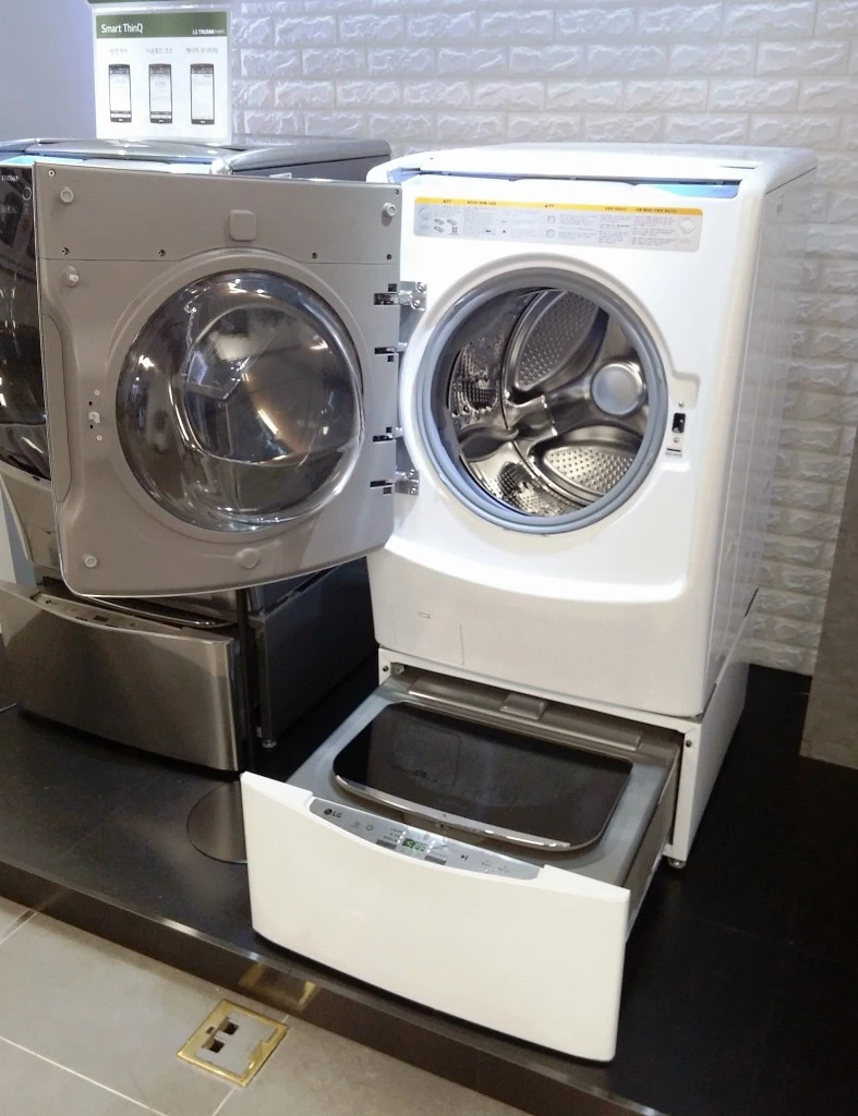 Upstairs a sizeable washer can handle loads of either 17 kg, 19 kg, or 21 kg (38 lb, 42 lb, 47 lb) depending on the model chosen