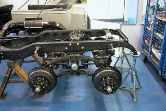 The 1939 Mercedes-Benz G4 offroader: Fitting of the rear axles.