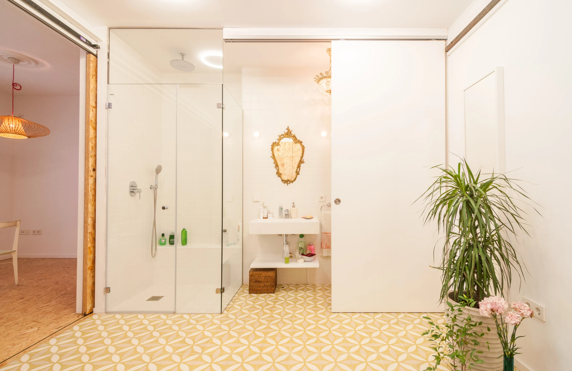Shot of the bathroom and dressing area (Photo: Javier de Paz García)