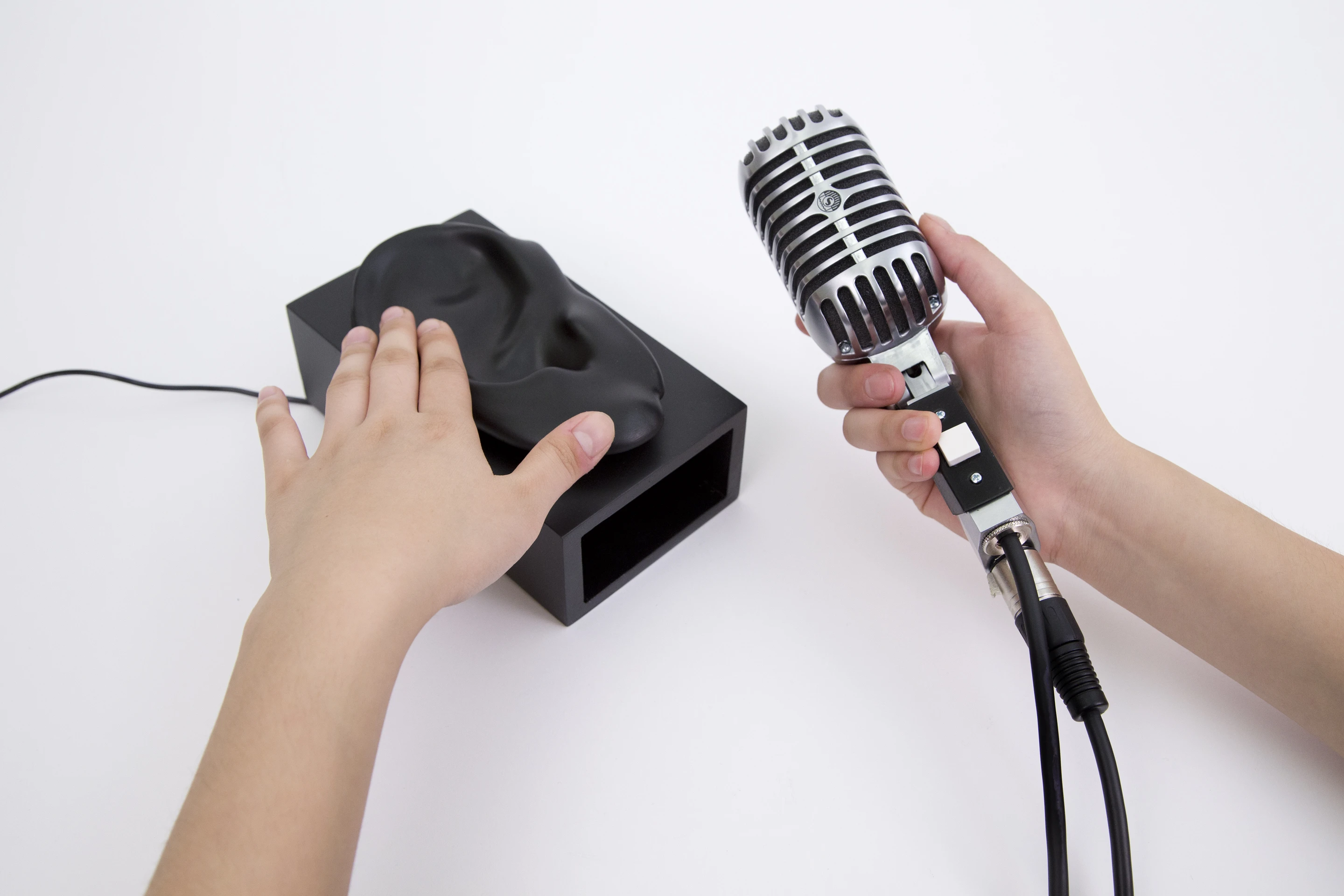 The finger and the object together form a speaker, that makes the signal audible (Photo: Disney Research)