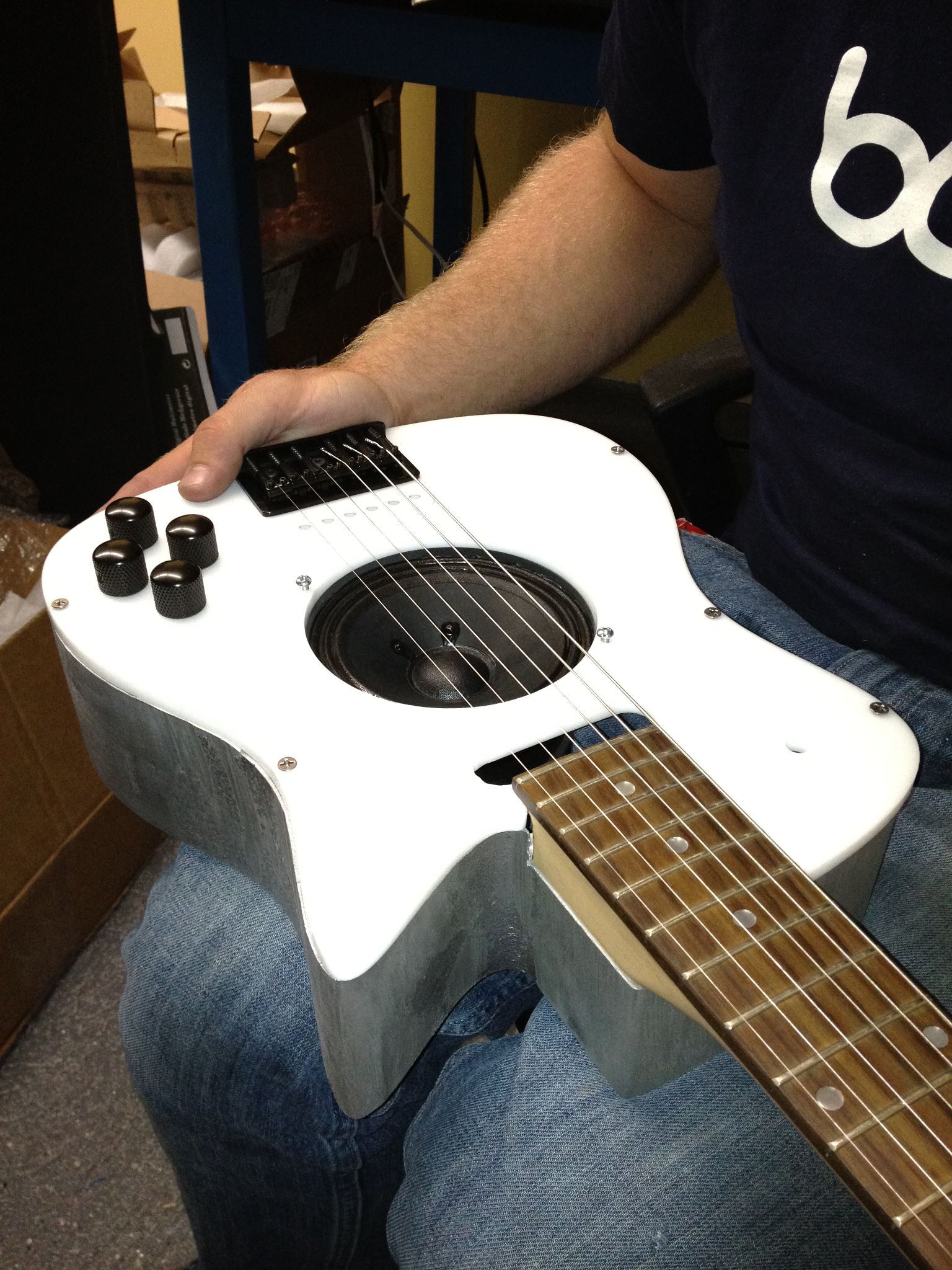 Unlimited guitar with builtin amp comes with smartphonebased digital