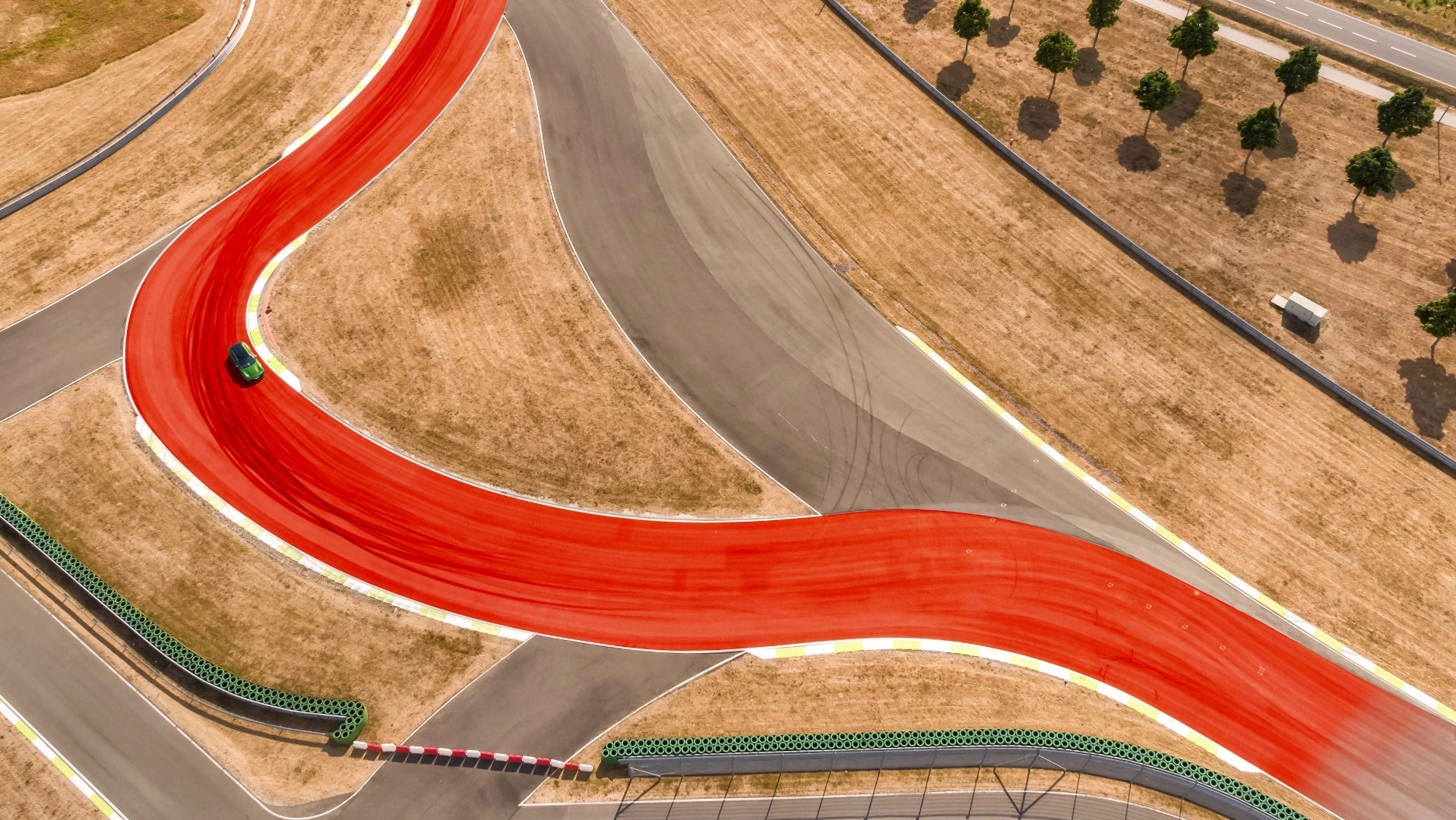 The right-to-left combination at "Suntory Corner" was originally found on the "Fuji Speedway" race track in Shizuoka, Japan. After braking hard and downshifting, this curve requires a sensitive load change – this is the only way for the vehicle to exit the huge curve radius and go straight into the next extremely tight bend