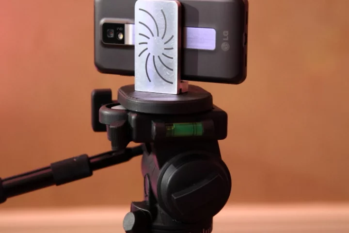 Capta is a device that attaches simply to any smartphone, allowing it to be mounted on a tripod