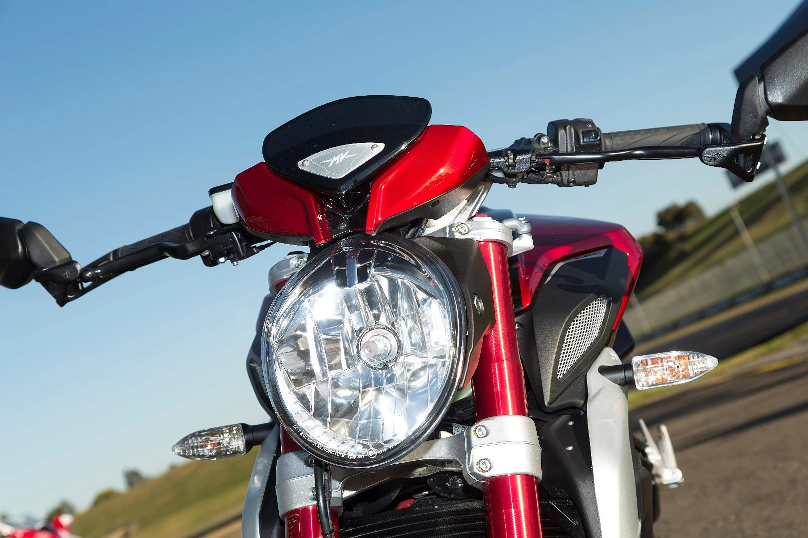 MV Agusta Dragster 800 RR: headlight and blood-red Marzocchi forks