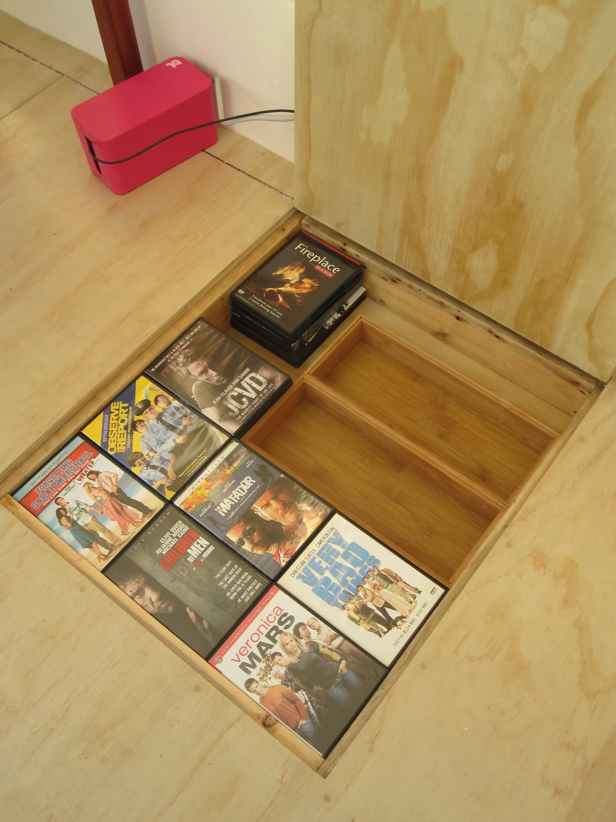 Storage space under the raised floor (Photo: Isabella Mori)