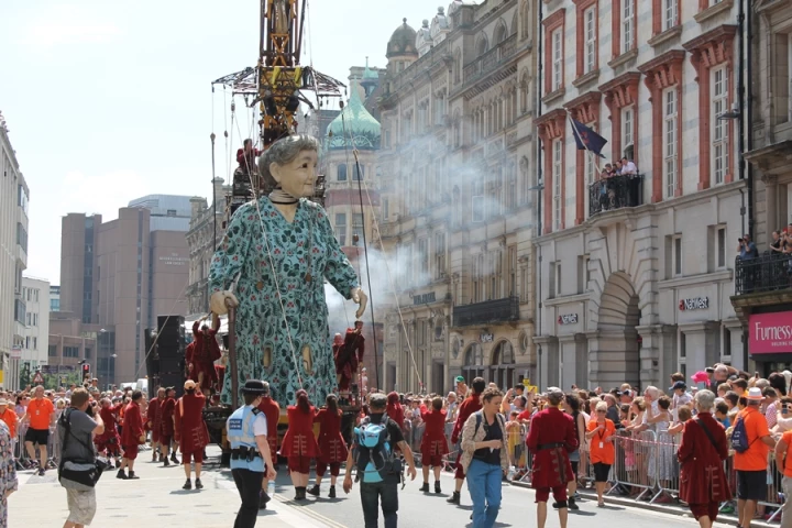 This weekend saw giants walking the streets of Liverpool (Photo: Stu Robarts/Gizmag)