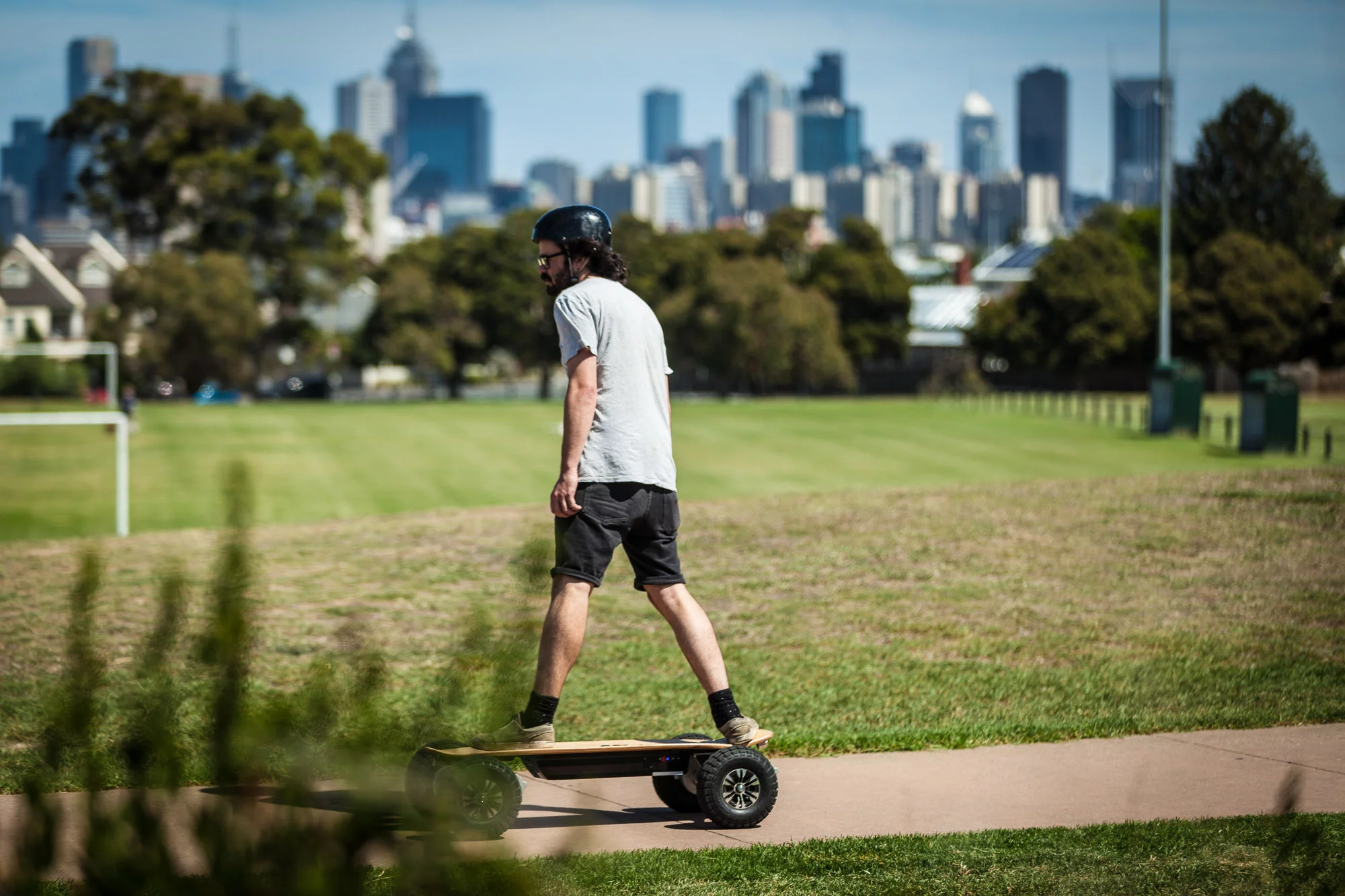 The weight and power combined means the board is incredibly tough to steer (Photo: Loz Blain/Gizmag.com)