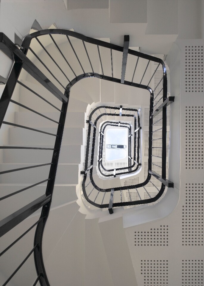 "Internally the plan naturally invites you to use the stair – and what a stair: residents must feel a million dollars," says RIBA