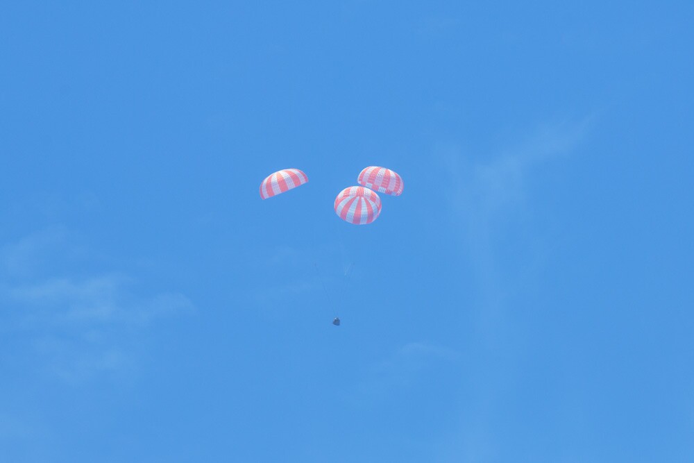 The Dragon CRS-3 just before splashdown (Photo: NASA)