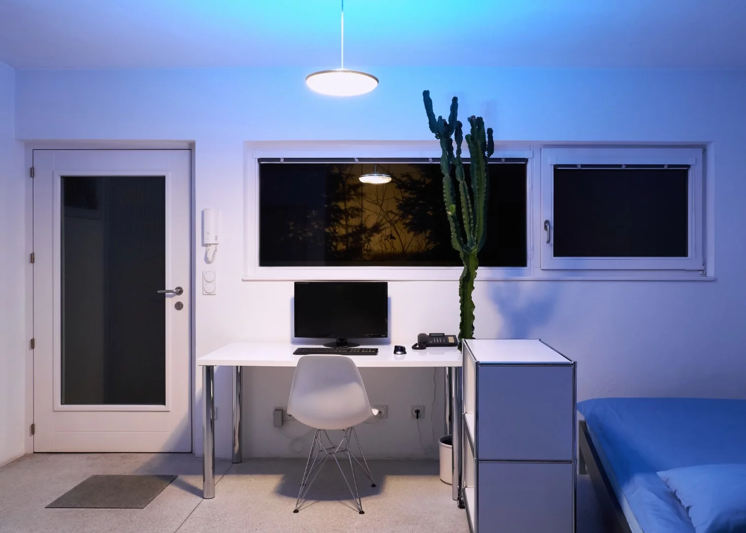 The Fluxo smart lamp allows users to control light direction, brightness, color, and temperature with great variety