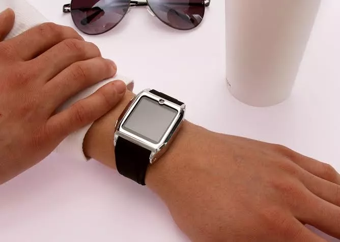 The watch itself is water-resistant, has a stainless steel case, a 240 x 240 1.63-inch full color LED screen, and weighs 100 grams