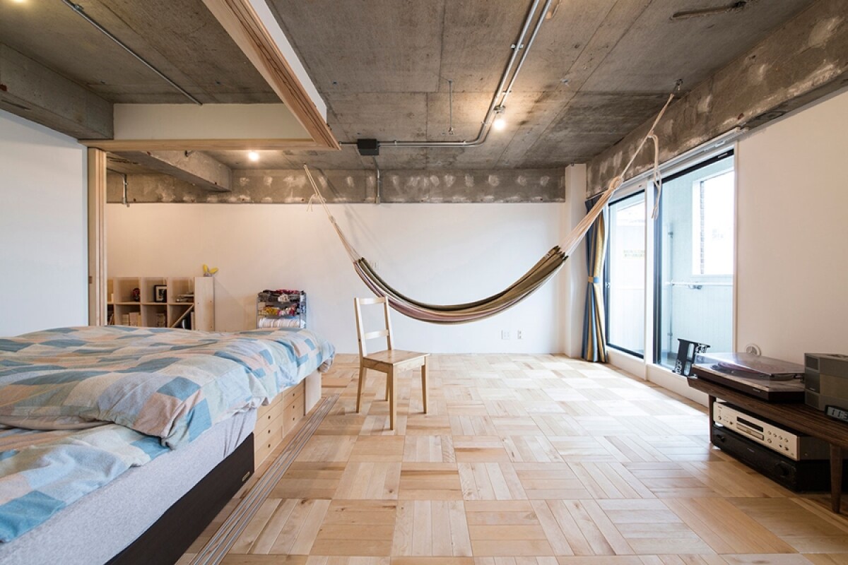 Tsukiji Room H is a bedsit in Tokyo that uses a central unit to partition the room and adapt it between work and sleep configurations (Photo: Katsumi Hirabayashi)