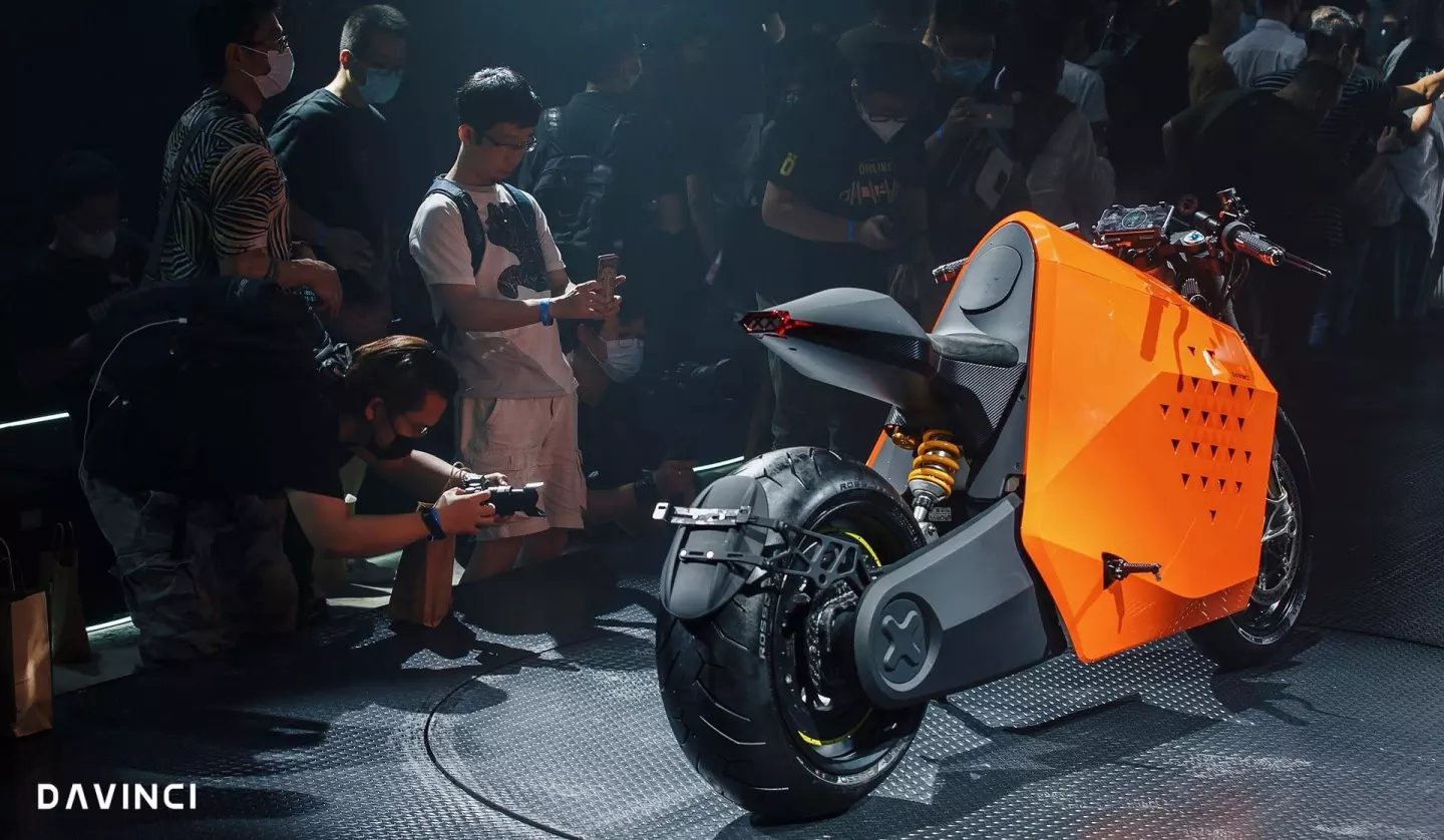 Placing the single-sided swingarm on the right is a visually brutal decision