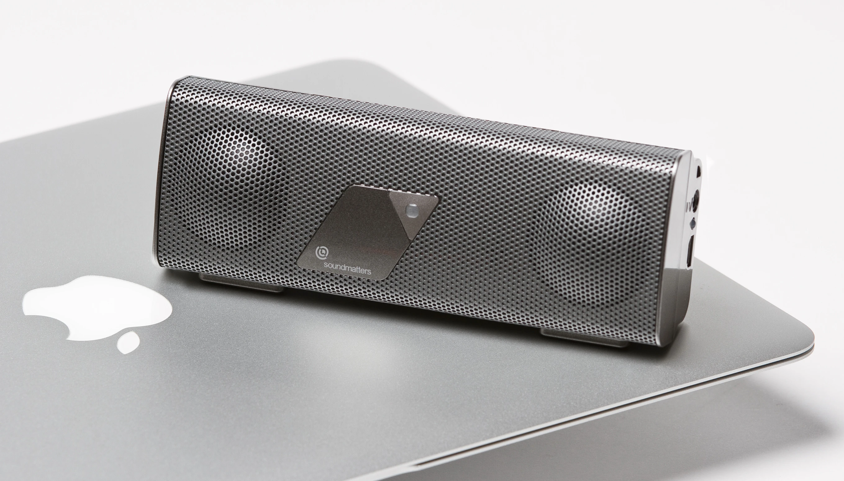 Soundmatters' foxLv2 PLATINUM speaker features apt-X audio coding for streaming CD quality audio over Bluetooth