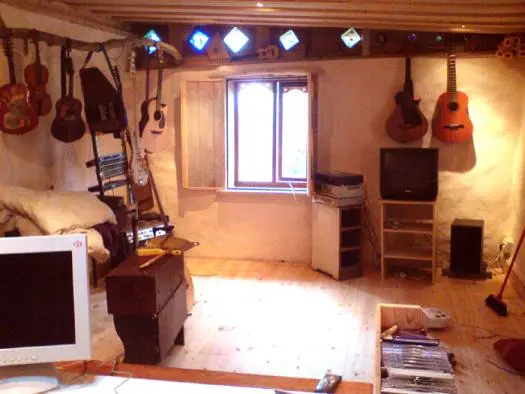 The Strawdio was built out of Strawbales and is a hybrid "loadbearing" and timber supported structure