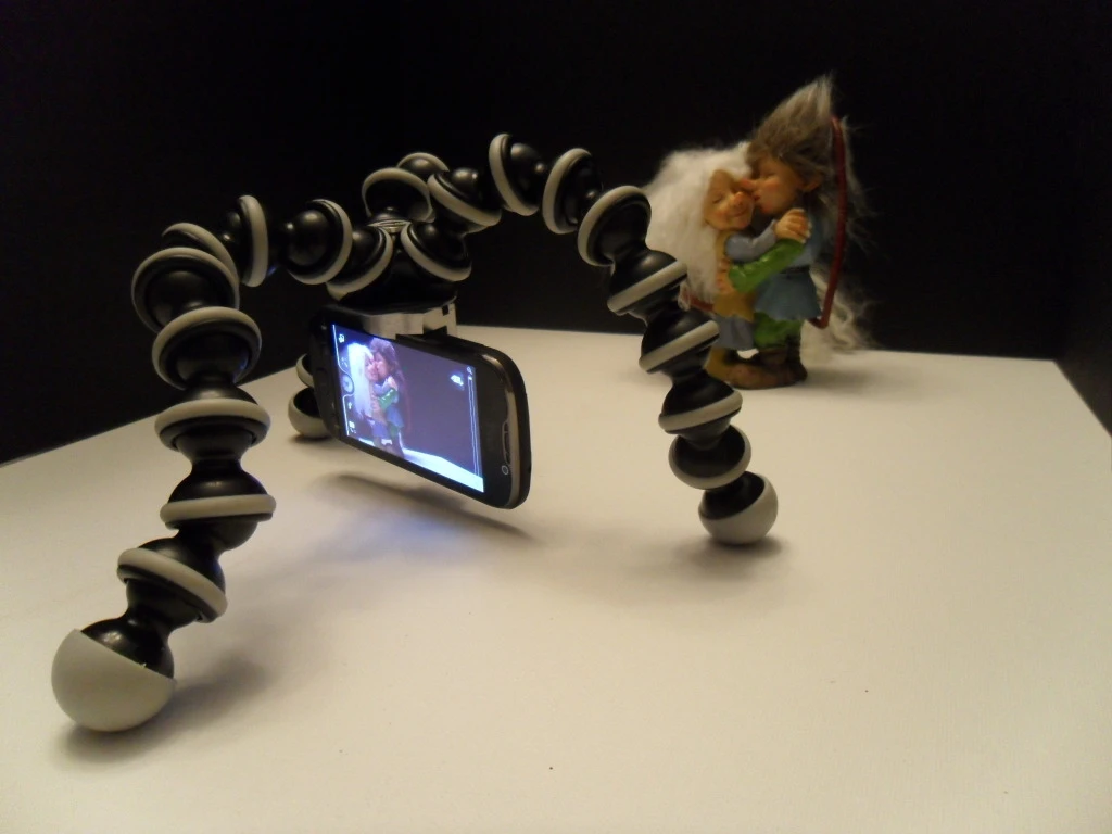 Capta is a device that attaches simply to any smartphone, allowing it to be mounted on a tripod