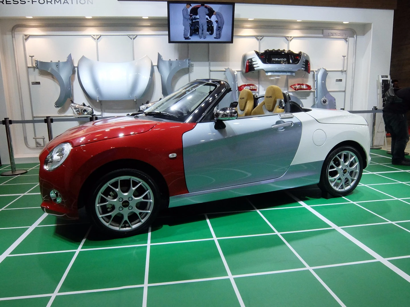 To show how easy a COPEN can be changed from one body design to another, Daihatsu had this car transformed in an hourly demonstration