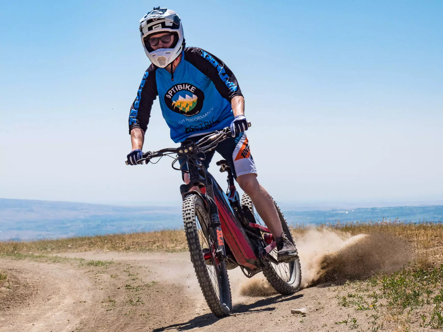 The Riot's 750-W PowerStorm mid-drive motor produces 190 NM of hill-conquering torque