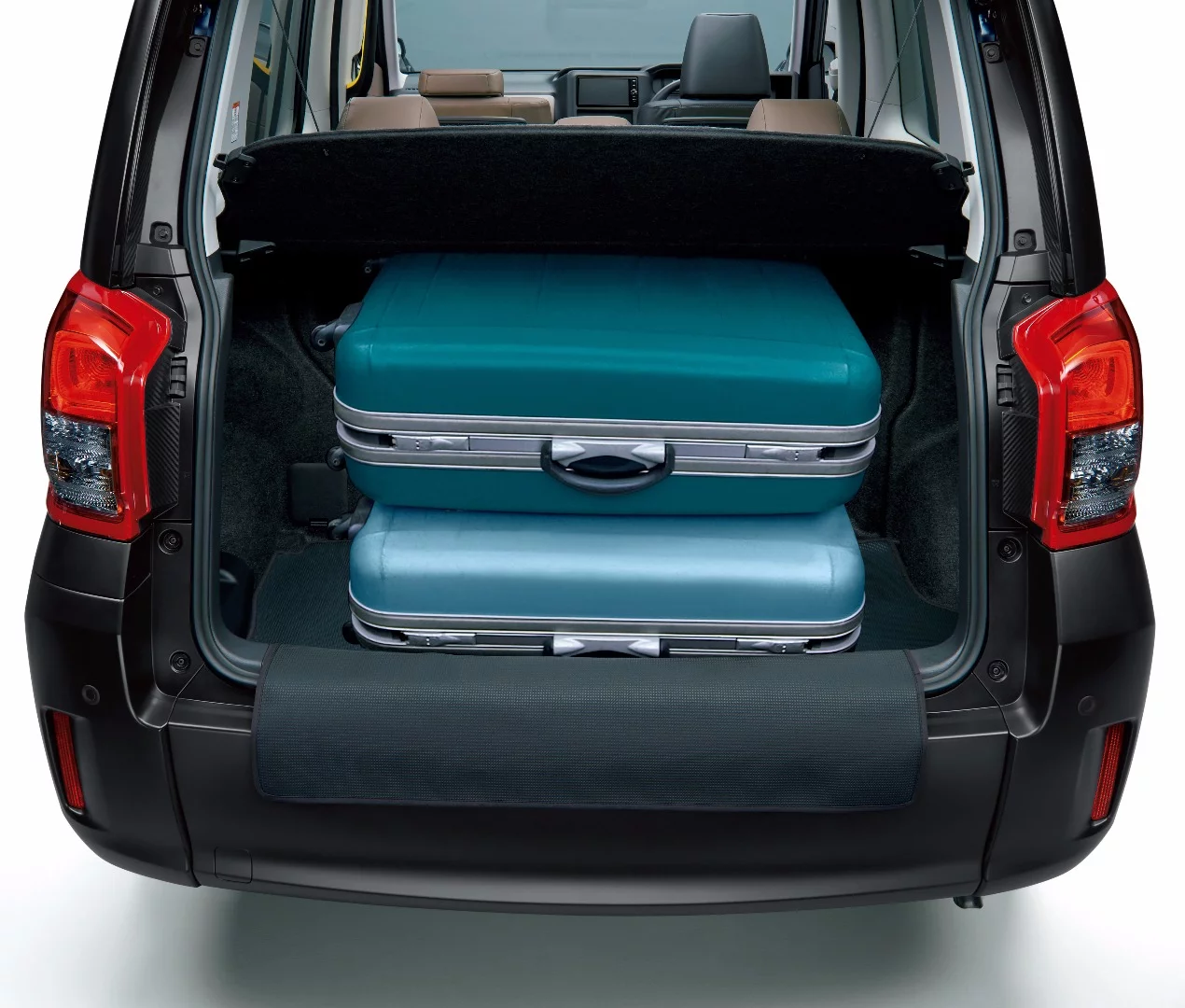 Here, rear luggage space is further illustrated with the inclusion of two checked bags in the back of the JPN Taxi
