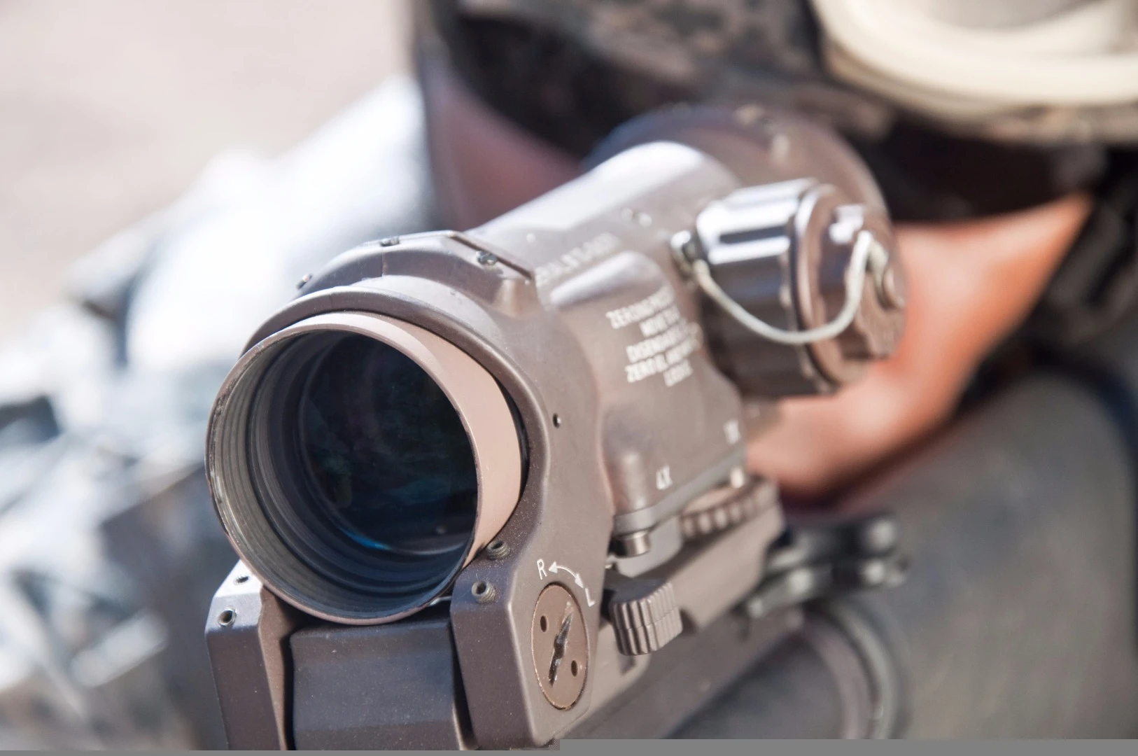 The ELCAN fits on a standard assault rifle rail