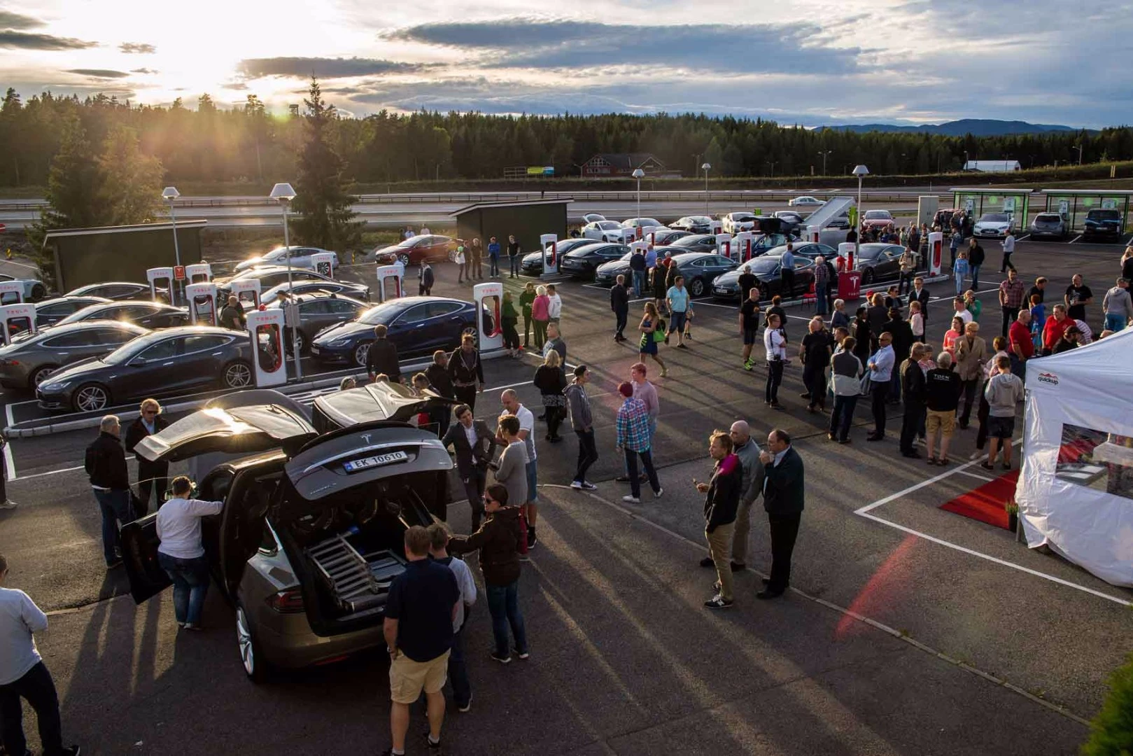 The facility has four 50-kW fast chargers with CCS/CHAdeMO connections, four are 22-kW type 2 medium-fast chargers and 20 Tesla Superchargers