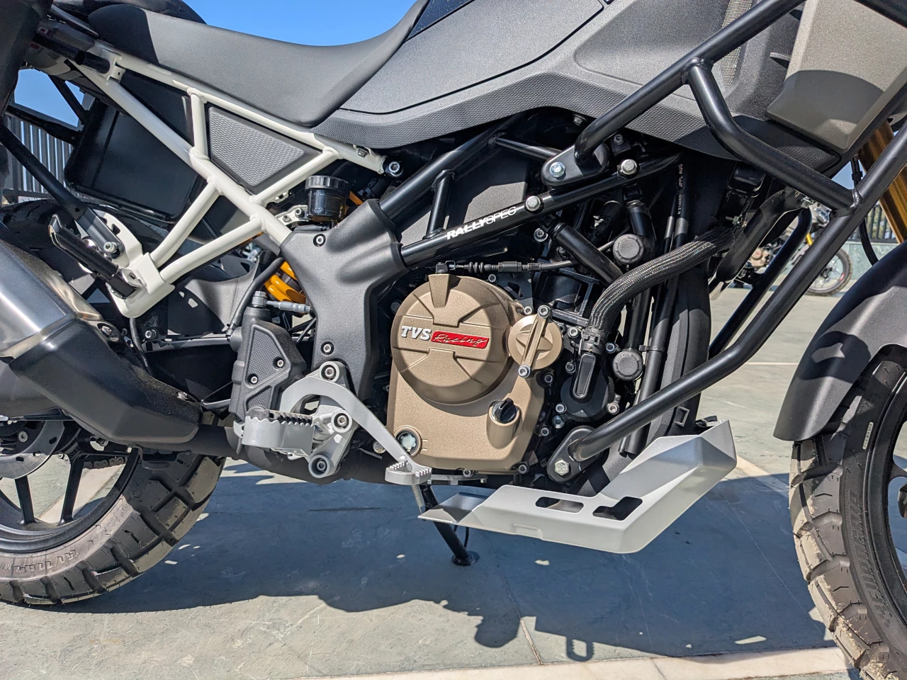 Powering the TVS RTX is a liquid-cooled 299.1cc single-cylinder, four-stroke motor that produces roughly 36 horsepower at 9,000 rpm and 21 lb.ft (28.5 Nm) of peak torque at 7,000 rpm