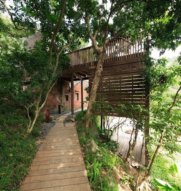 A timber walkway along the steeply terraced hillside leads to the "ultra ruin," designed by the Casagrande Laboratory (photo: AdDa Zei/Casagrande Laboratory)