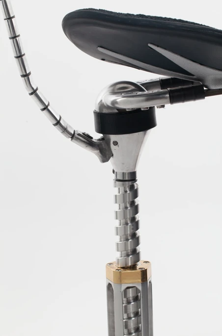 The key to maintaing the spine's natural curvature, Freedman claims, is a thigh angle of 27 degrees from the horizontal. The chair has been designed around maintaining this angle comfortably