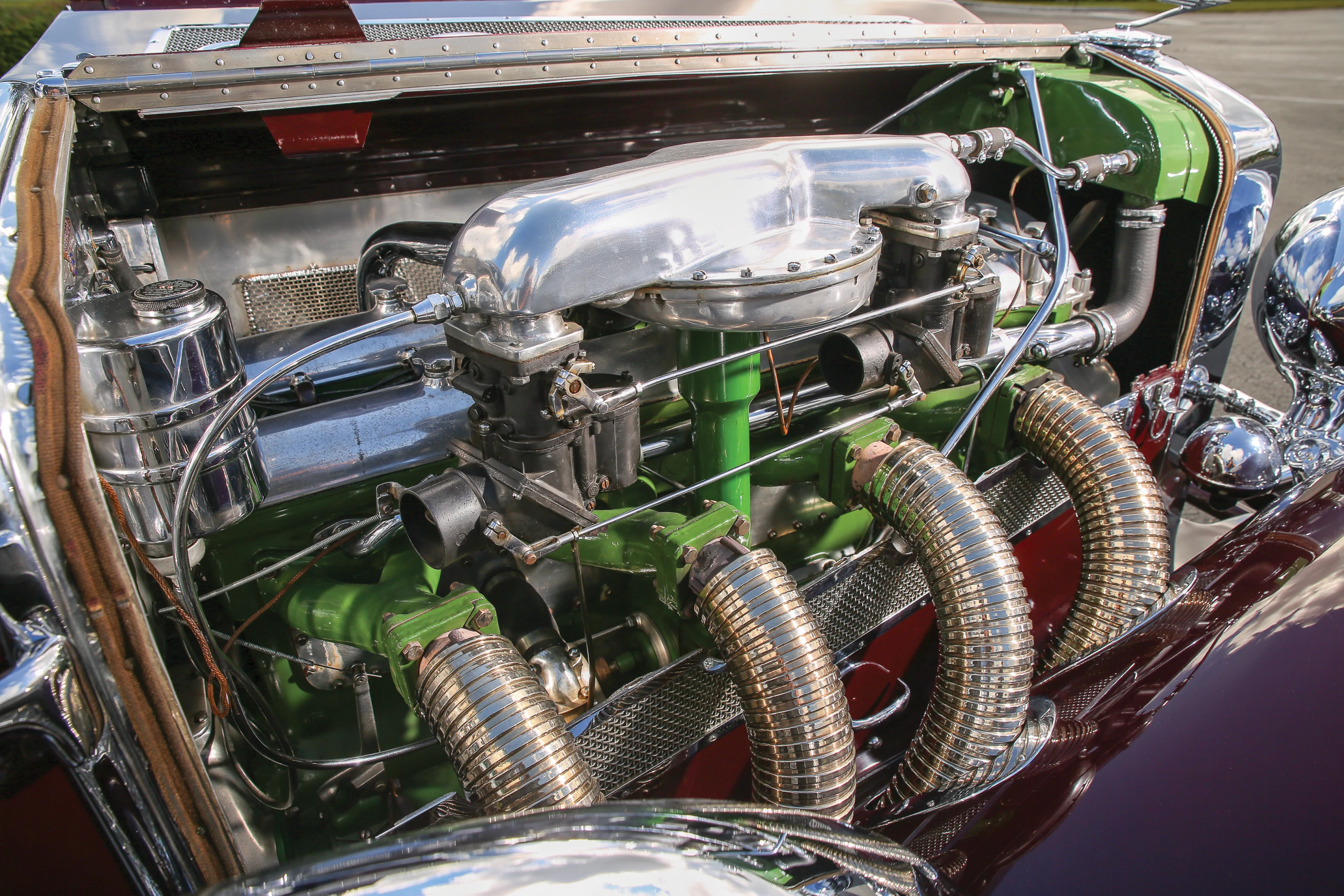 The SJ Convertible runs on a 400 bhp, 420 cu. in. DOHC inline eight-cylinder engine with dual carburetors and centrifugal supercharger